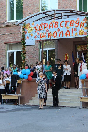 С напутствием директор МБОУ "Школа №67" Н.Е.Сысоева